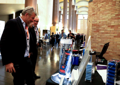 CLIENTES OBSERVAN MESA DE EXPOSICION EN EL ARAELEC AUTOMATION DAY