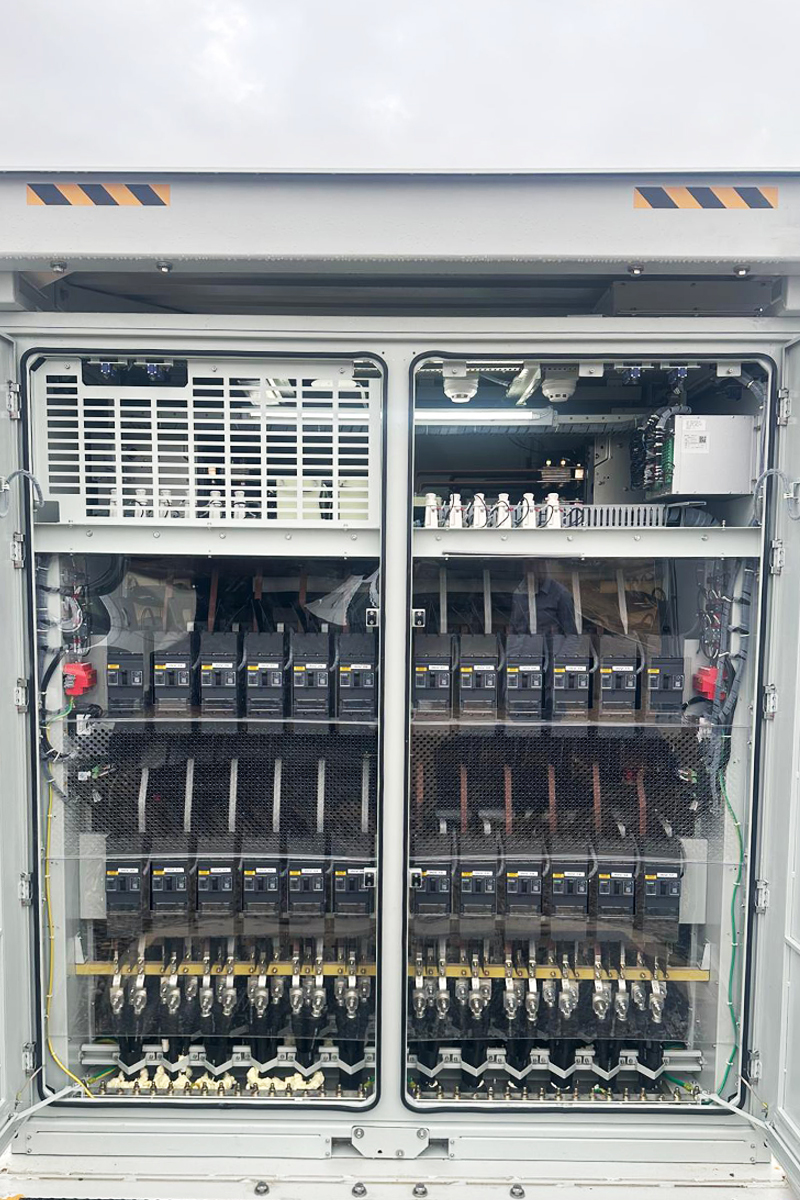 Cuadro de protección de inversores de baja tensión para una estación transformadora para planta fotovoltaica de 6,6MVA. Proyecto de Araelec.