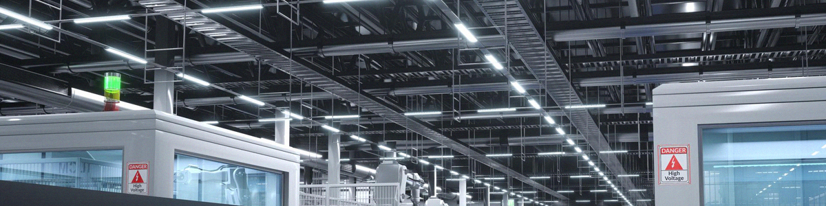 Interior de una nave industrial con un sistema de iluminación eficiente.